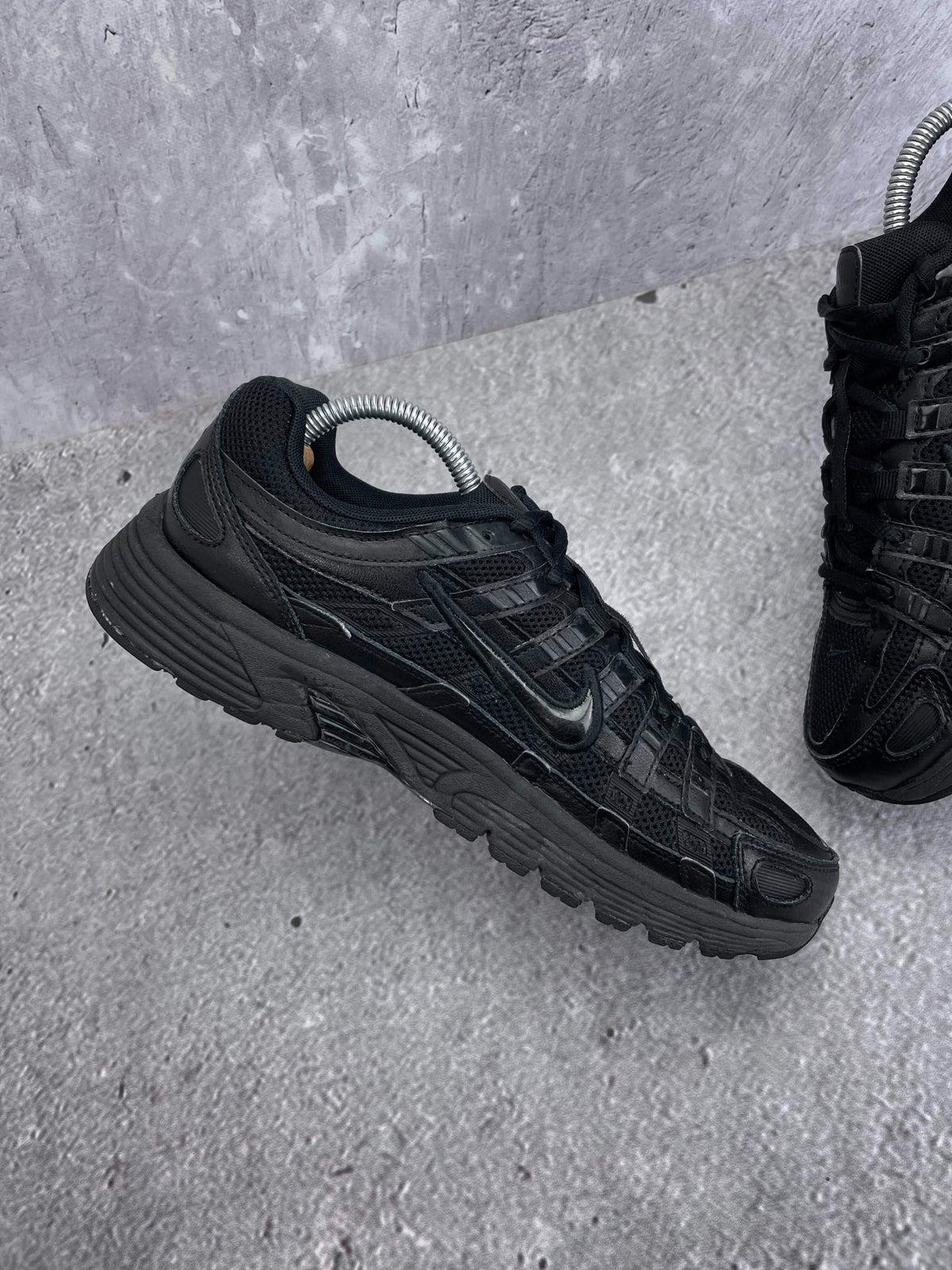 Nike P-6000 Black — buty sportowe męskie w bardzo dobrym stanie rozmiar 42, wewnętrzny panel lewego buta