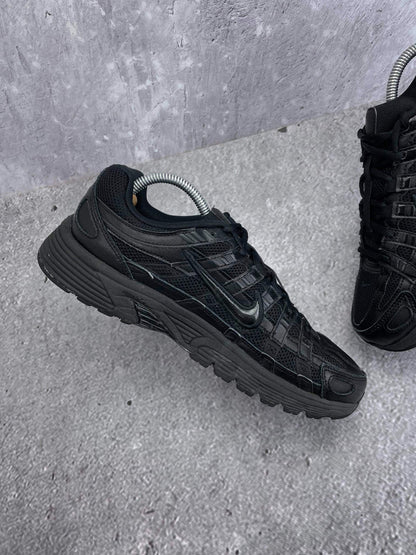 Nike P-6000 Black — buty sportowe męskie w bardzo dobrym stanie rozmiar 42, wewnętrzny panel lewego buta
