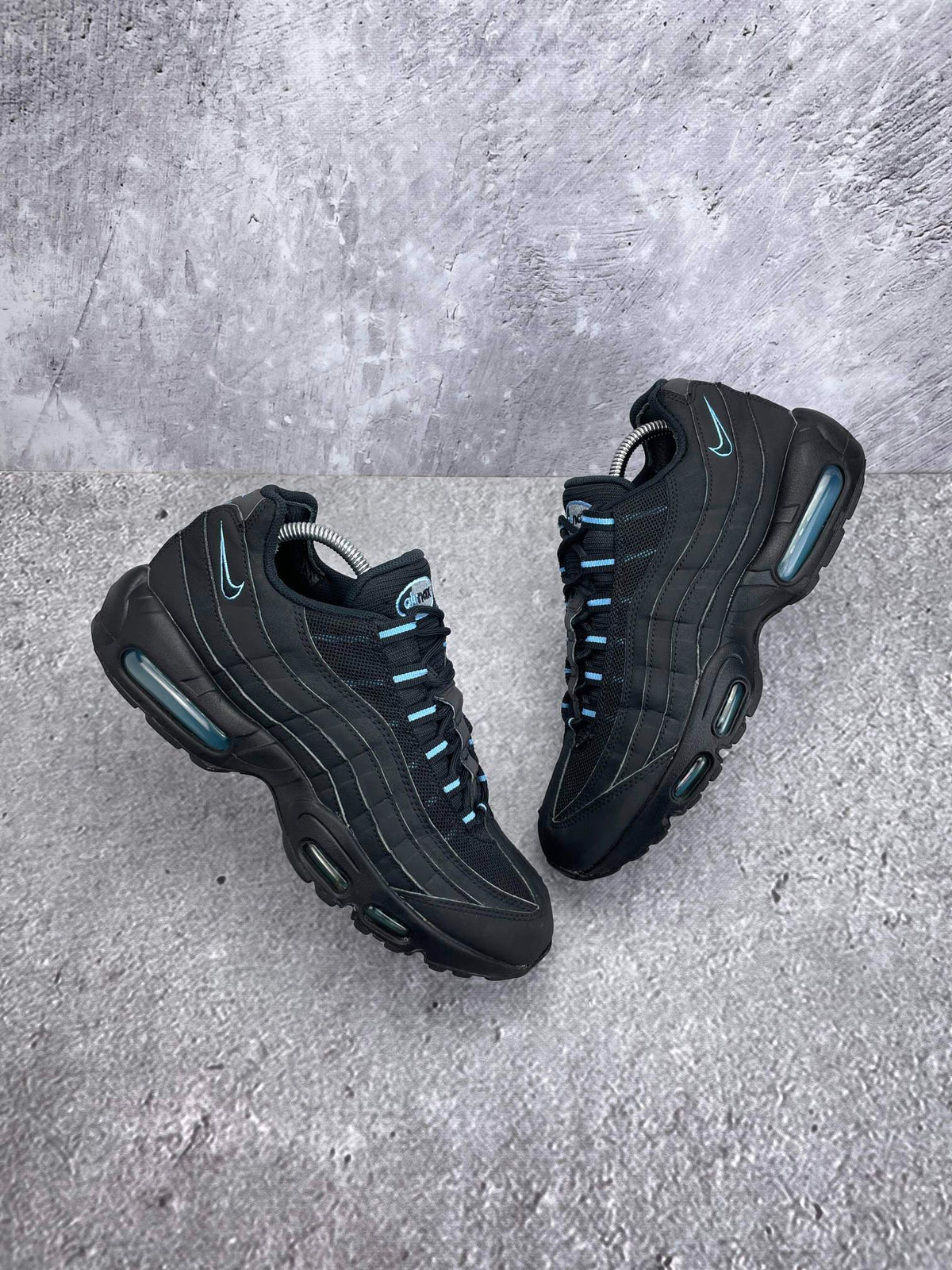 Nike Air Max 95 Black University Blue — buty sportowe męskie w bardzo dobrym stanie rozmiar 43, widok z góry na zewnętrzną stronę butów