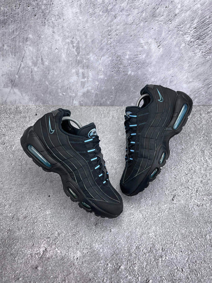 Nike Air Max 95 Black University Blue — buty sportowe męskie w bardzo dobrym stanie rozmiar 43, widok z góry na zewnętrzną stronę butów