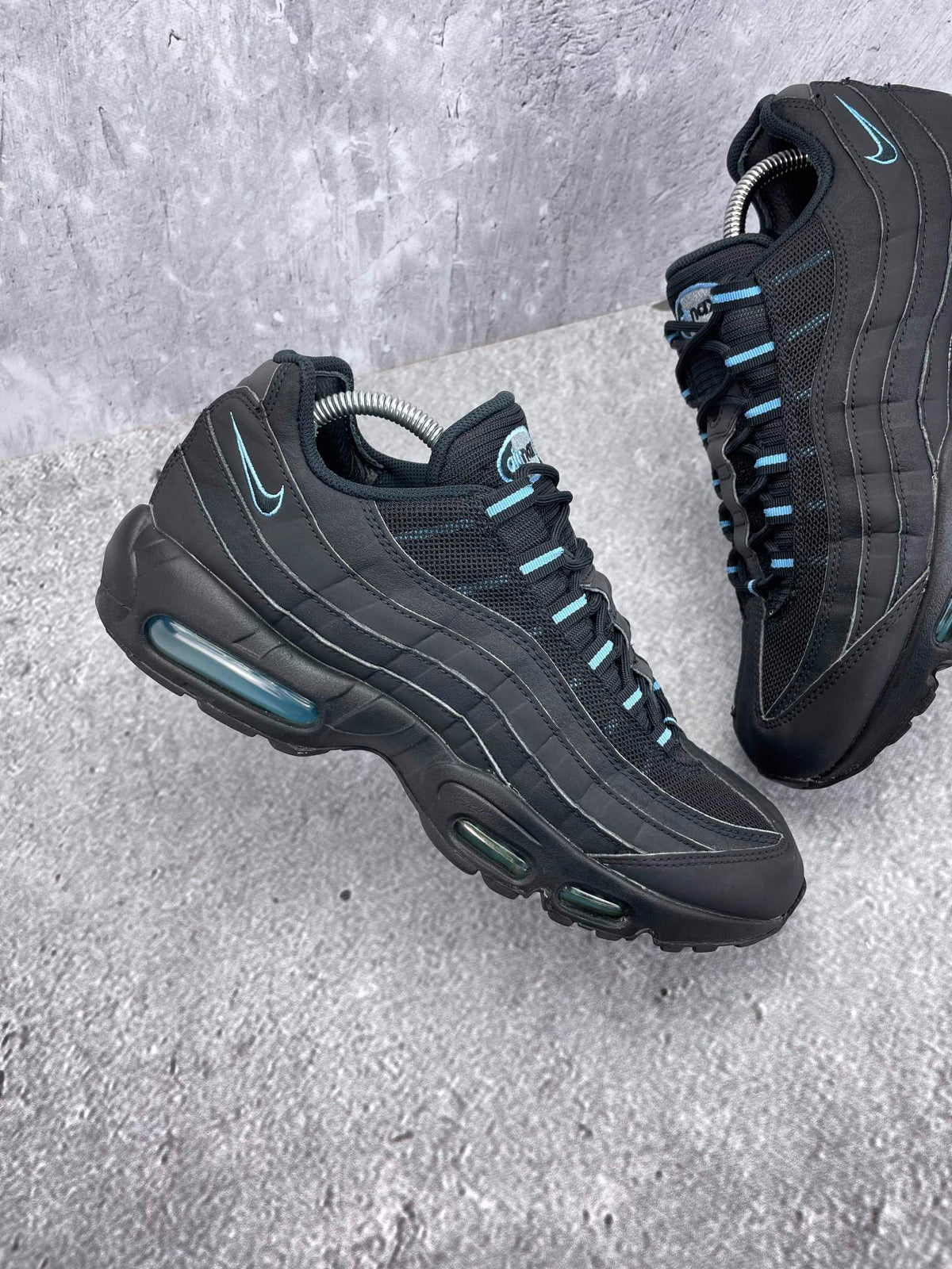 Nike Air Max 95 Black University Blue — buty sportowe męskie w bardzo dobrym stanie rozmiar 43, zewnętrzny panel prawego buta