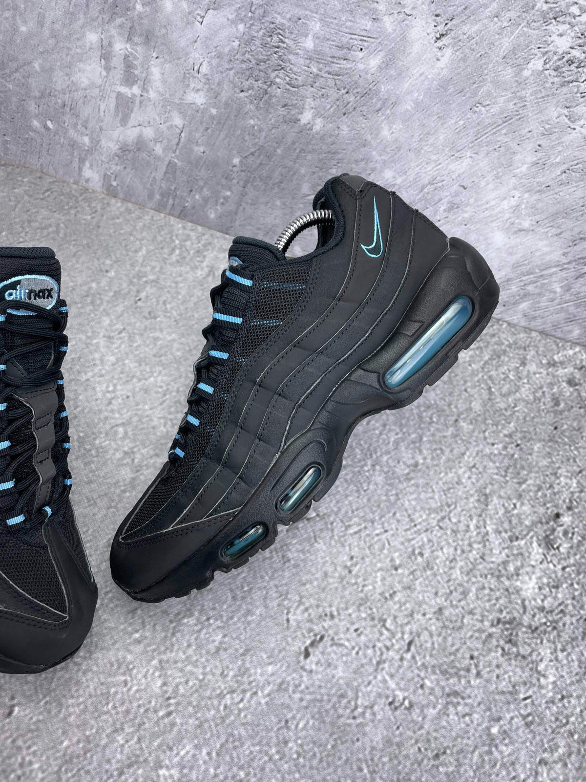 Nike Air Max 95 Black University Blue — buty sportowe męskie w bardzo dobrym stanie rozmiar 43, zewnętrzny panel lewego buta