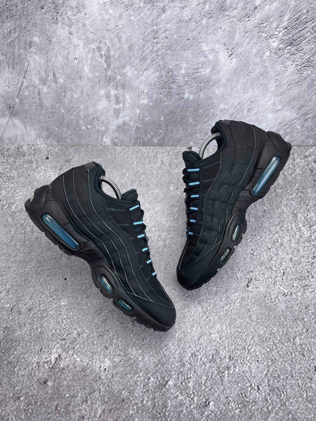 Nike Air Max 95 Black University Blue — buty sportowe męskie w bardzo dobrym stanie rozmiar 43, widok z góry na wewnętrzną stronę butów