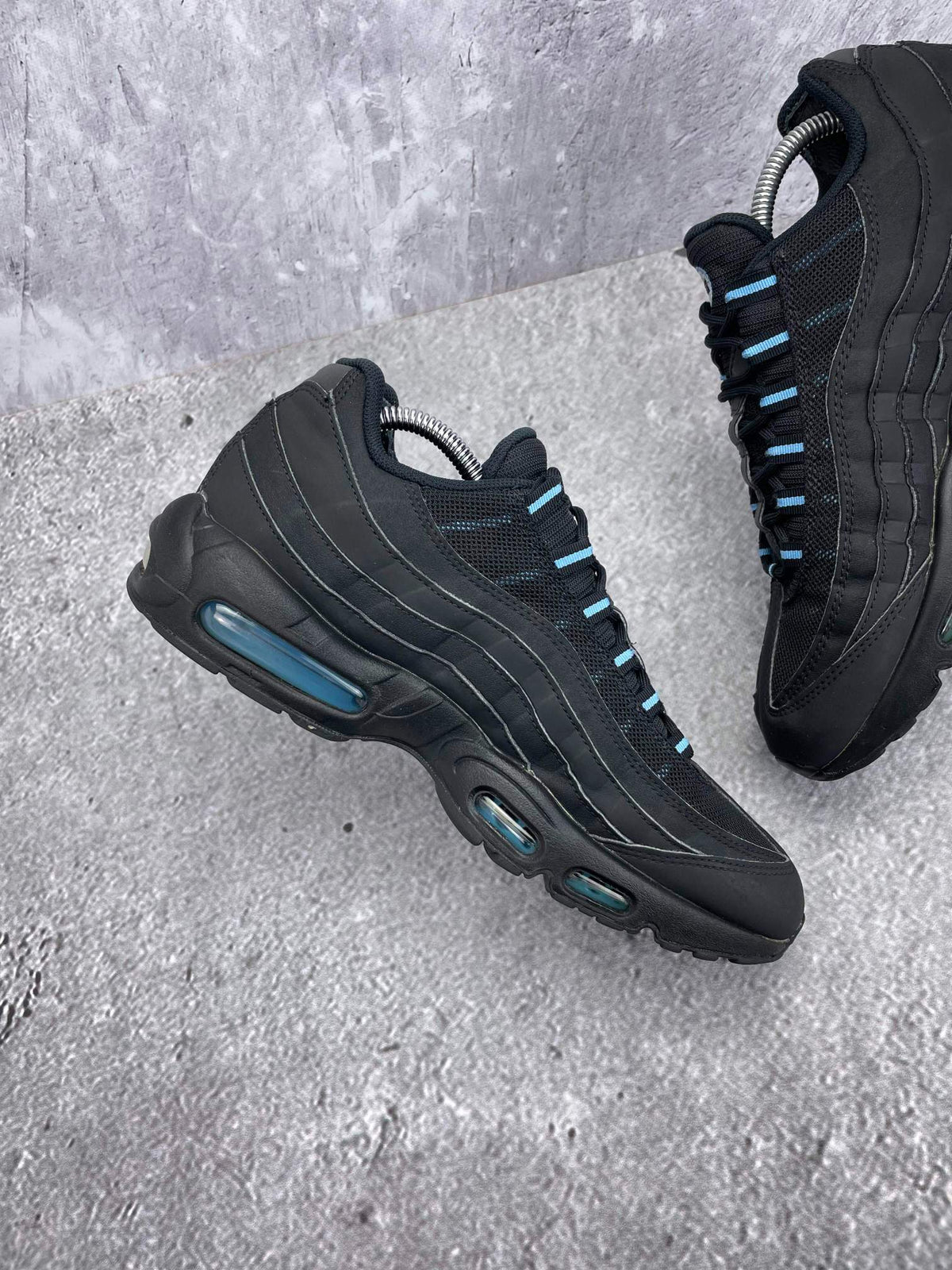 Nike Air Max 95 Black University Blue — buty sportowe męskie w bardzo dobrym stanie rozmiar 43, wewnętrzny panel lewego buta