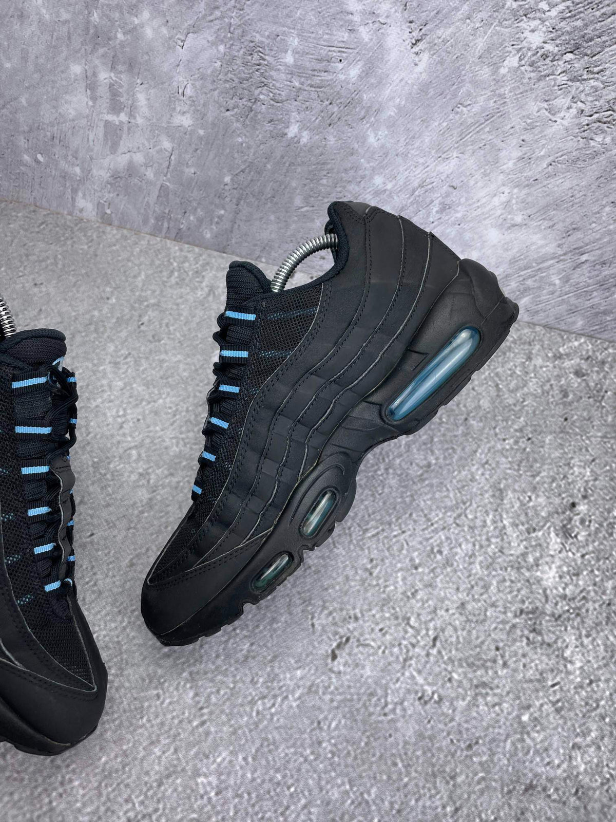 Nike Air Max 95 Black University Blue — buty sportowe męskie w bardzo dobrym stanie rozmiar 43, wewnętrzny panel prawego buta