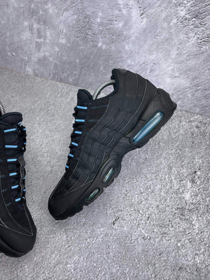 Nike Air Max 95 Black University Blue — buty sportowe męskie w bardzo dobrym stanie rozmiar 43, wewnętrzny panel prawego buta