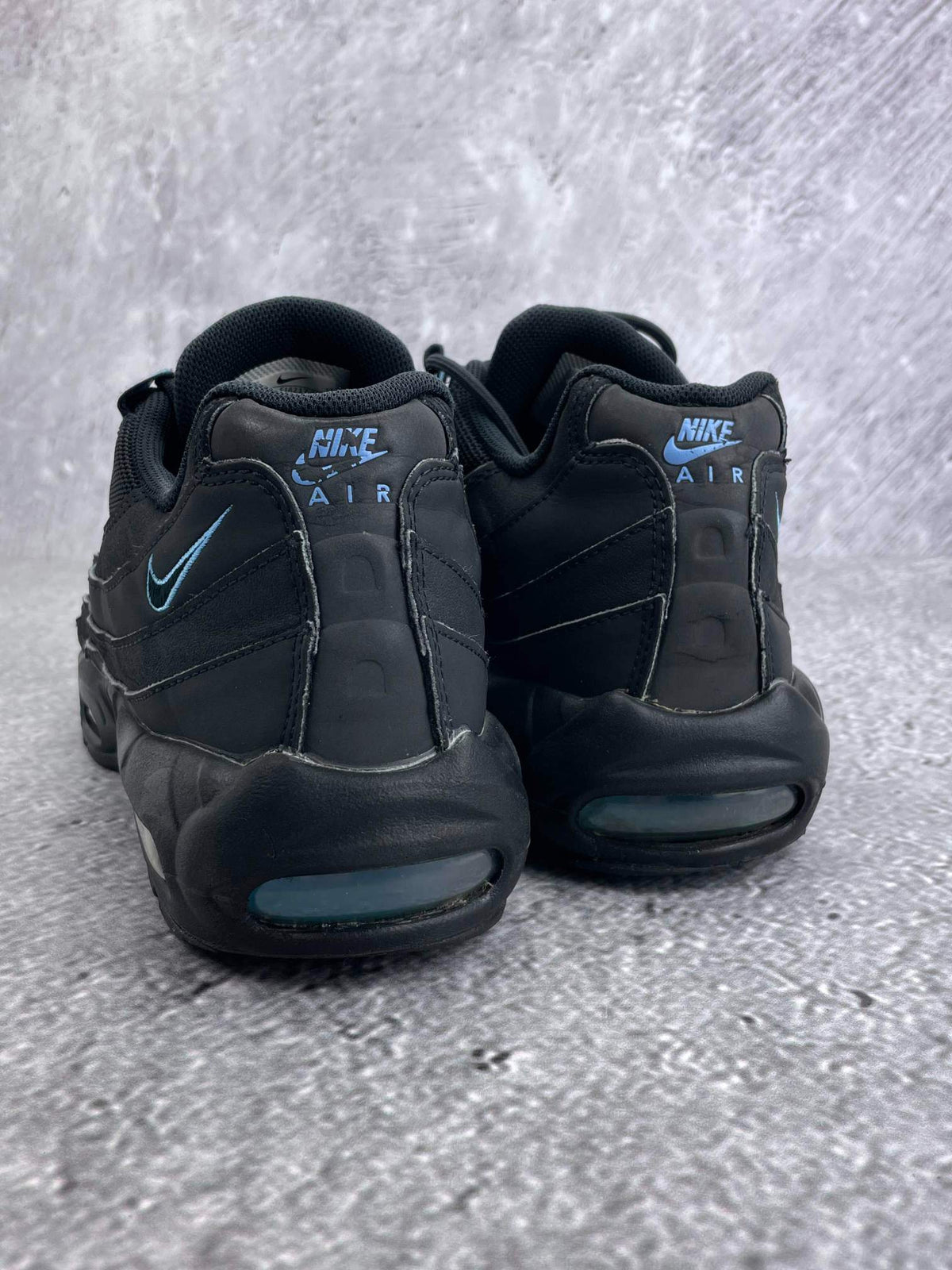 Nike Air Max 95 Black University Blue — buty sportowe męskie w bardzo dobrym stanie rozmiar 43, widok z tyłu
