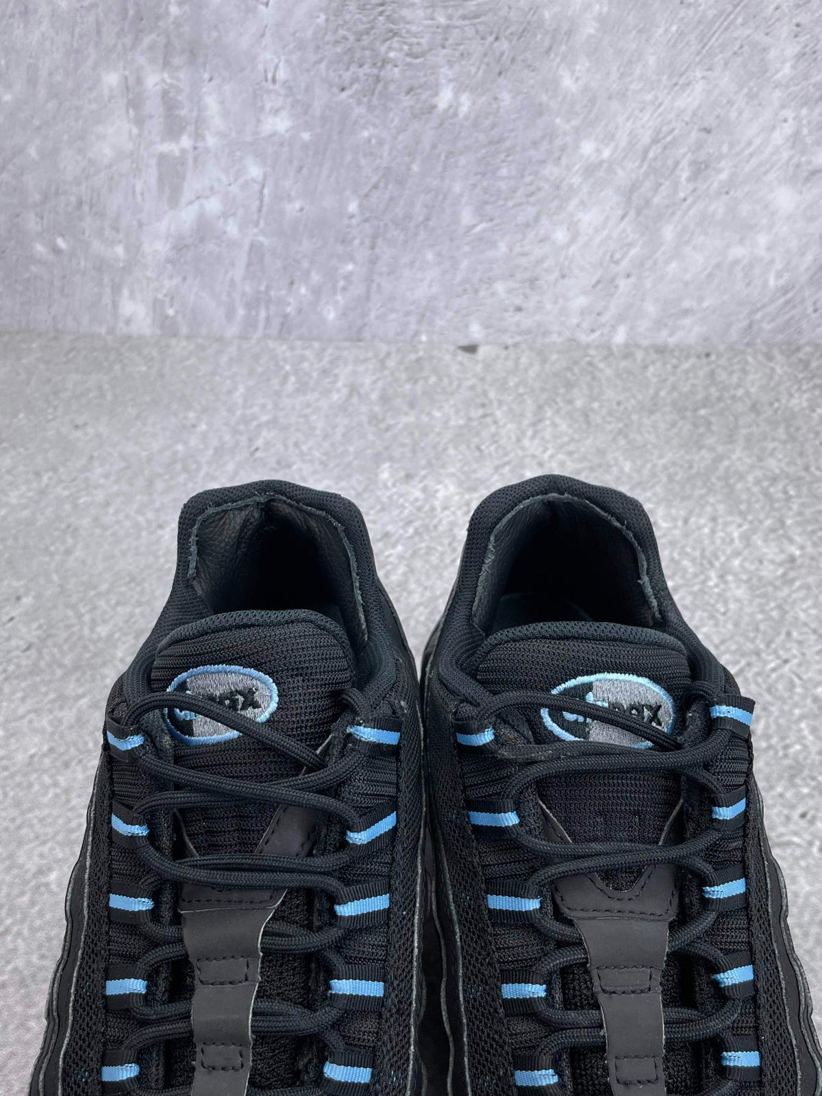 Nike Air Max 95 Black University Blue — buty sportowe męskie w bardzo dobrym stanie rozmiar 43, zapiętki butów