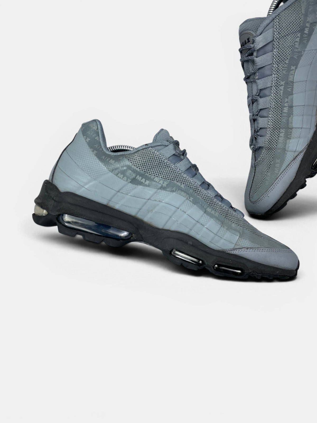 Nike Air Max 95 Ultra Cool Grey — buty sportowe męskie w bardzo dobrym stanie rozmiar 44, wewnętrzny panel lewego buta