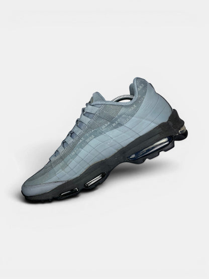 Nike Air Max 95 Ultra Cool Grey — buty sportowe męskie w bardzo dobrym stanie rozmiar 44, wewnętrzny panel prawego buta
