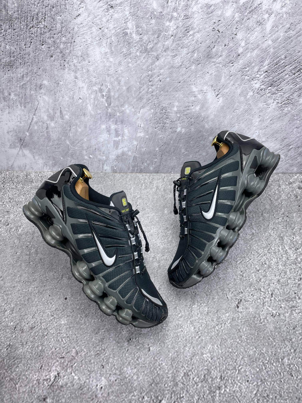 Nike Shox TL Black Iron Grey — buty sportowe męskie w bardzo dobrym stanie rozmiar 45.5, widok z góry na zewnętrzną stronę butów