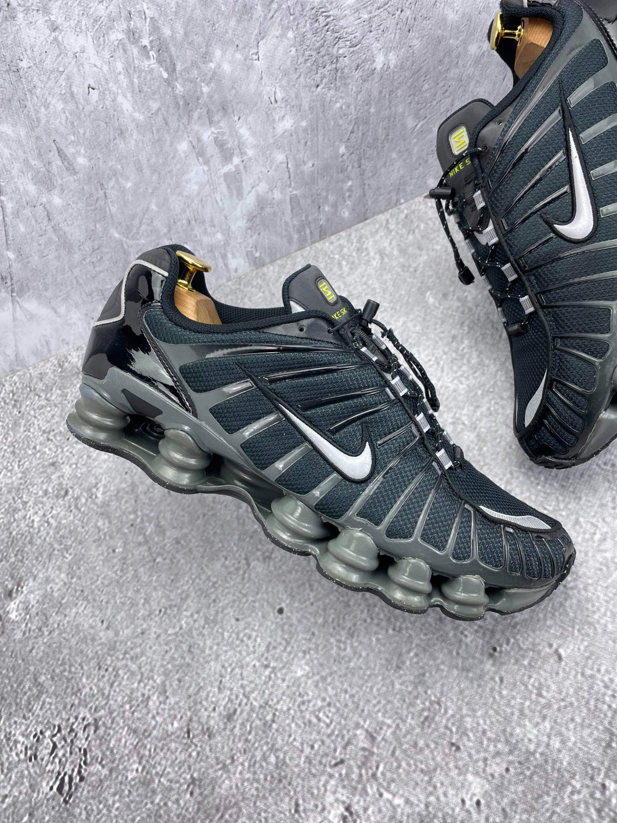 Nike Shox TL Black Iron Grey — buty sportowe męskie w bardzo dobrym stanie rozmiar 45.5, zewnętrzny panel prawego buta
