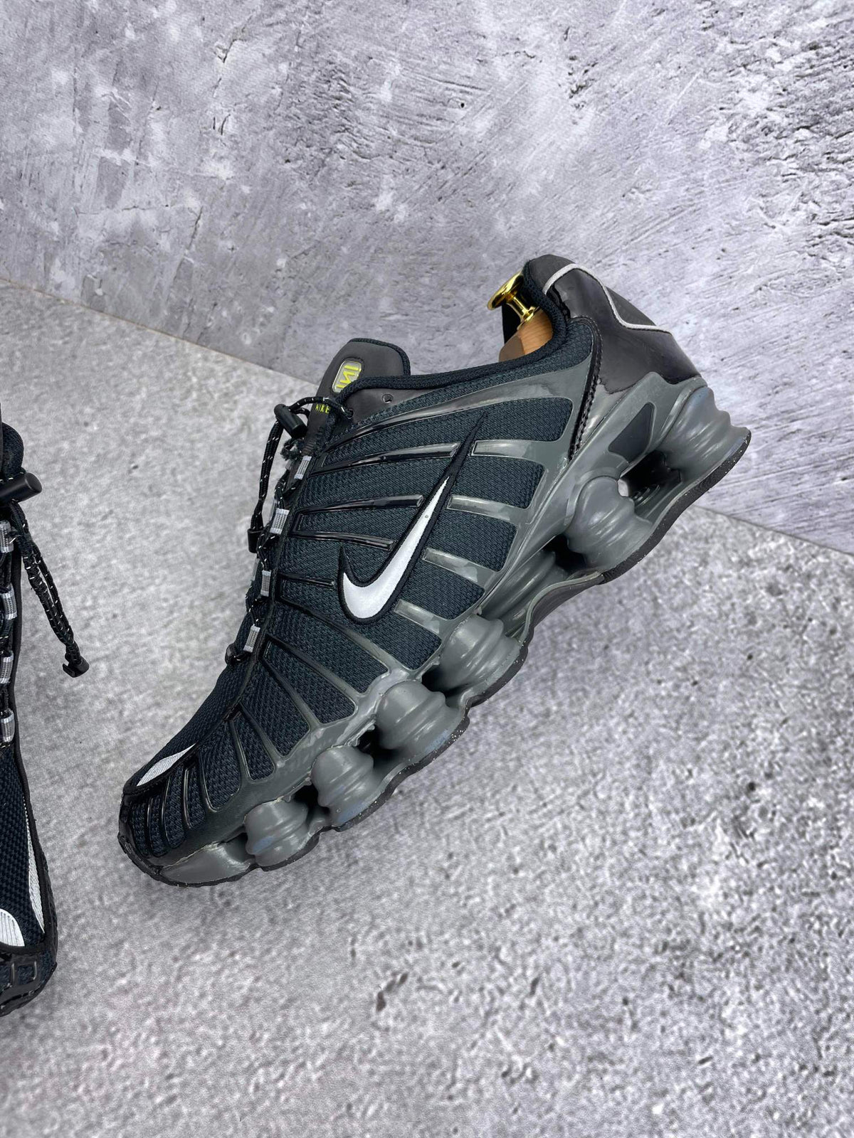 Nike Shox TL Black Iron Grey — buty sportowe męskie w bardzo dobrym stanie rozmiar 45.5, zewnętrzny panel lewego buta