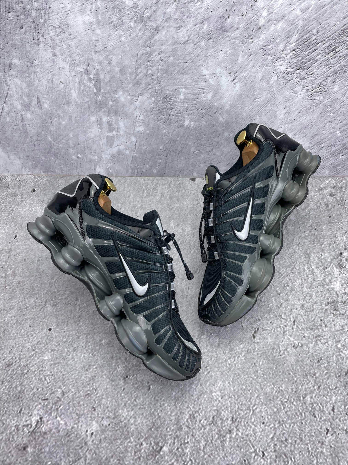 Nike Shox TL Black Iron Grey — buty sportowe męskie w bardzo dobrym stanie rozmiar 45.5, widok z góry na wewnętrzną stronę butów