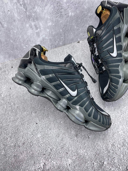 Nike Shox TL Black Iron Grey — buty sportowe męskie w bardzo dobrym stanie rozmiar 45.5, wewnętrzny panel lewego buta