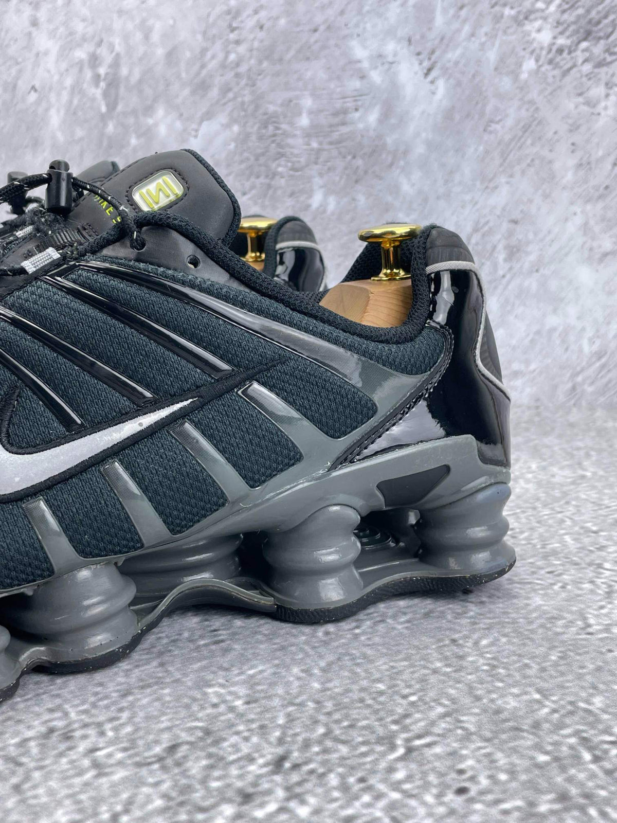 Nike Shox TL Black Iron Grey — buty sportowe męskie w bardzo dobrym stanie rozmiar 45.5, widok z boku na tle studyjnym