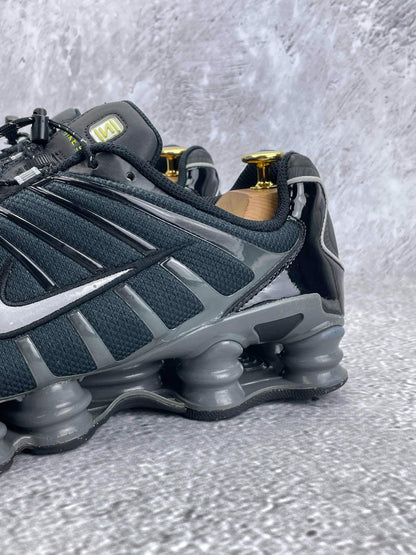 Nike Shox TL Black Iron Grey — buty sportowe męskie w bardzo dobrym stanie rozmiar 45.5, widok z boku na tle studyjnym