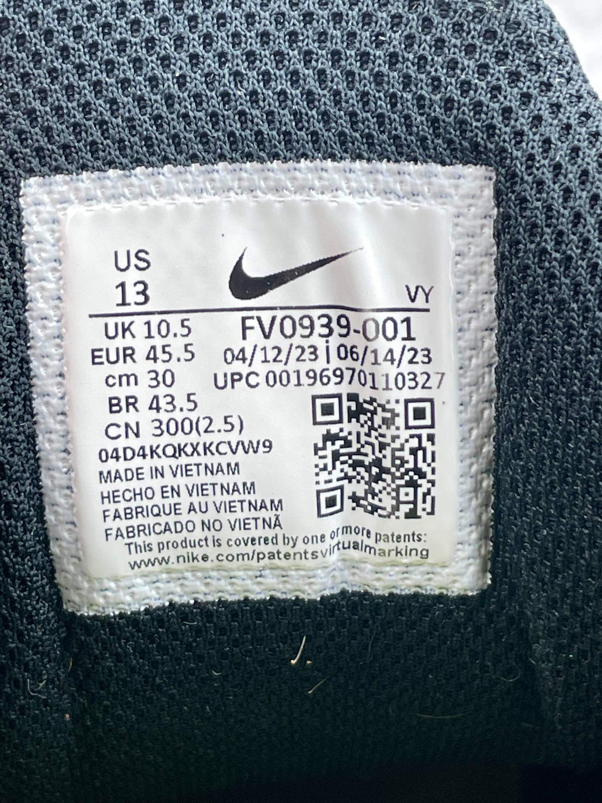 Nike Shox TL Black Iron Grey — buty sportowe męskie w bardzo dobrym stanie rozmiar 45.5, para butów, widok z boku na tle studyjnym