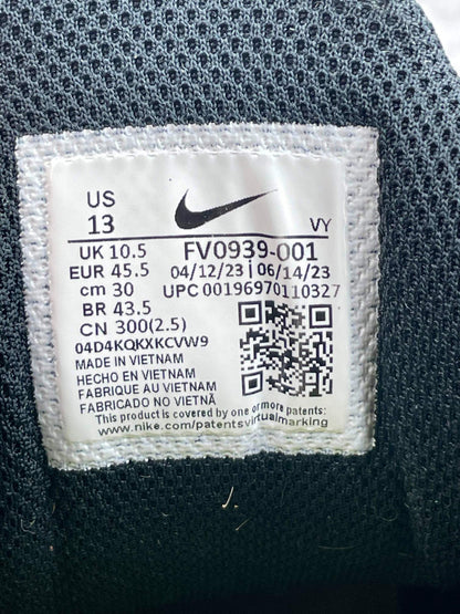 Nike Shox TL Black Iron Grey — buty sportowe męskie w bardzo dobrym stanie rozmiar 45.5, para butów, widok z boku na tle studyjnym