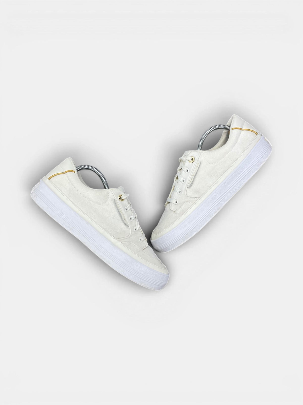 Tommy Hilfiger Sneakers — buty sportowe damskie w bardzo dobrym stanie rozmiar 42, widok z góry na zewnętrzną stronę butów