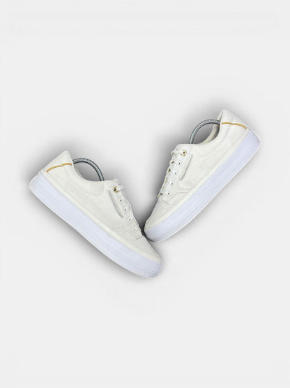 Tommy Hilfiger Sneakers — buty sportowe damskie w bardzo dobrym stanie rozmiar 42, widok z góry na zewnętrzną stronę butów