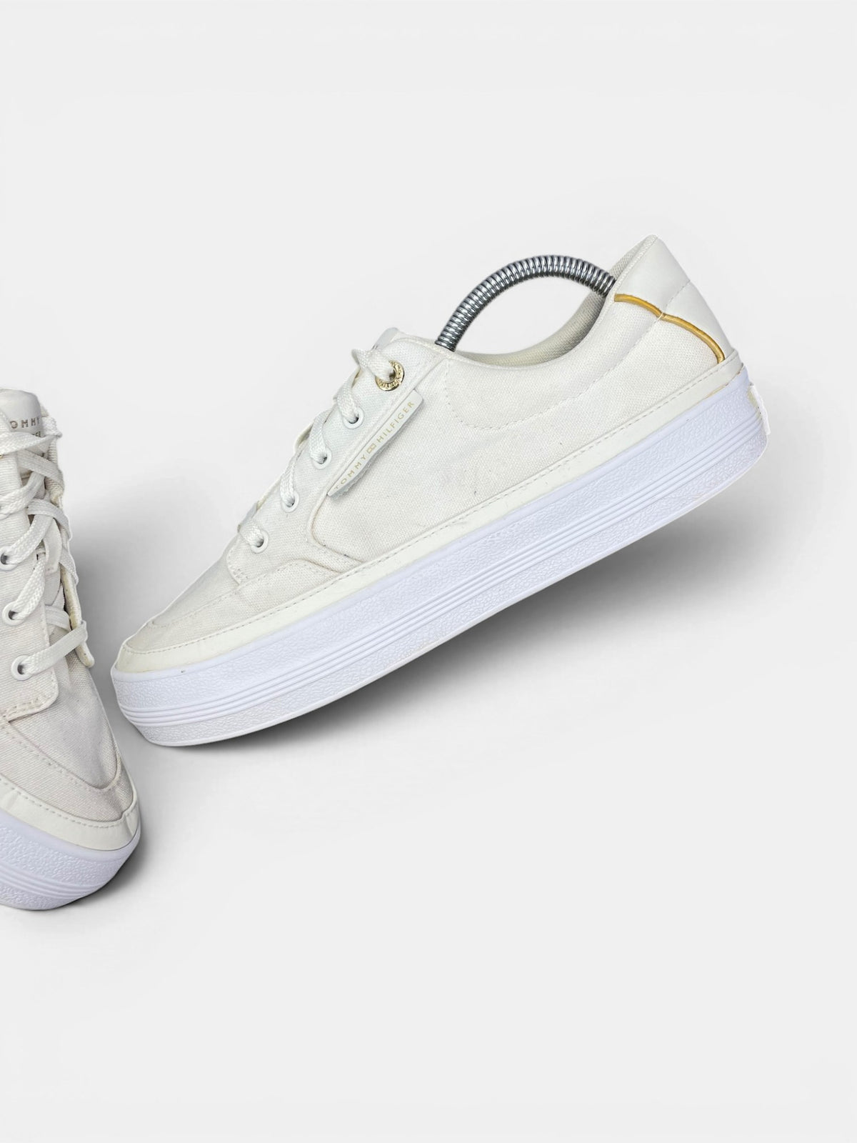 Tommy Hilfiger Sneakers — buty sportowe damskie w bardzo dobrym stanie rozmiar 42, zewnętrzny panel lewego buta