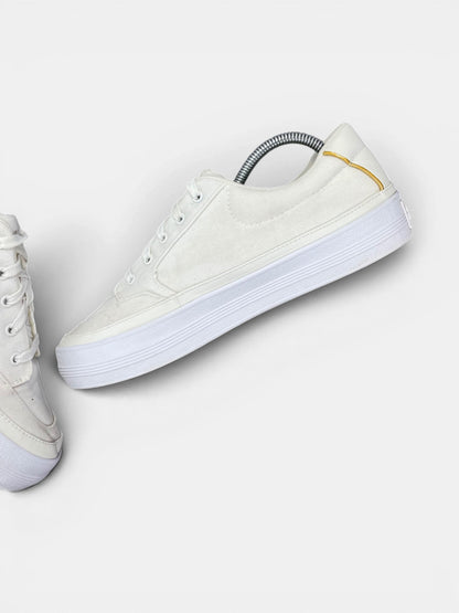 Tommy Hilfiger Sneakers — buty sportowe damskie w bardzo dobrym stanie rozmiar 42, wewnętrzny panel prawego buta