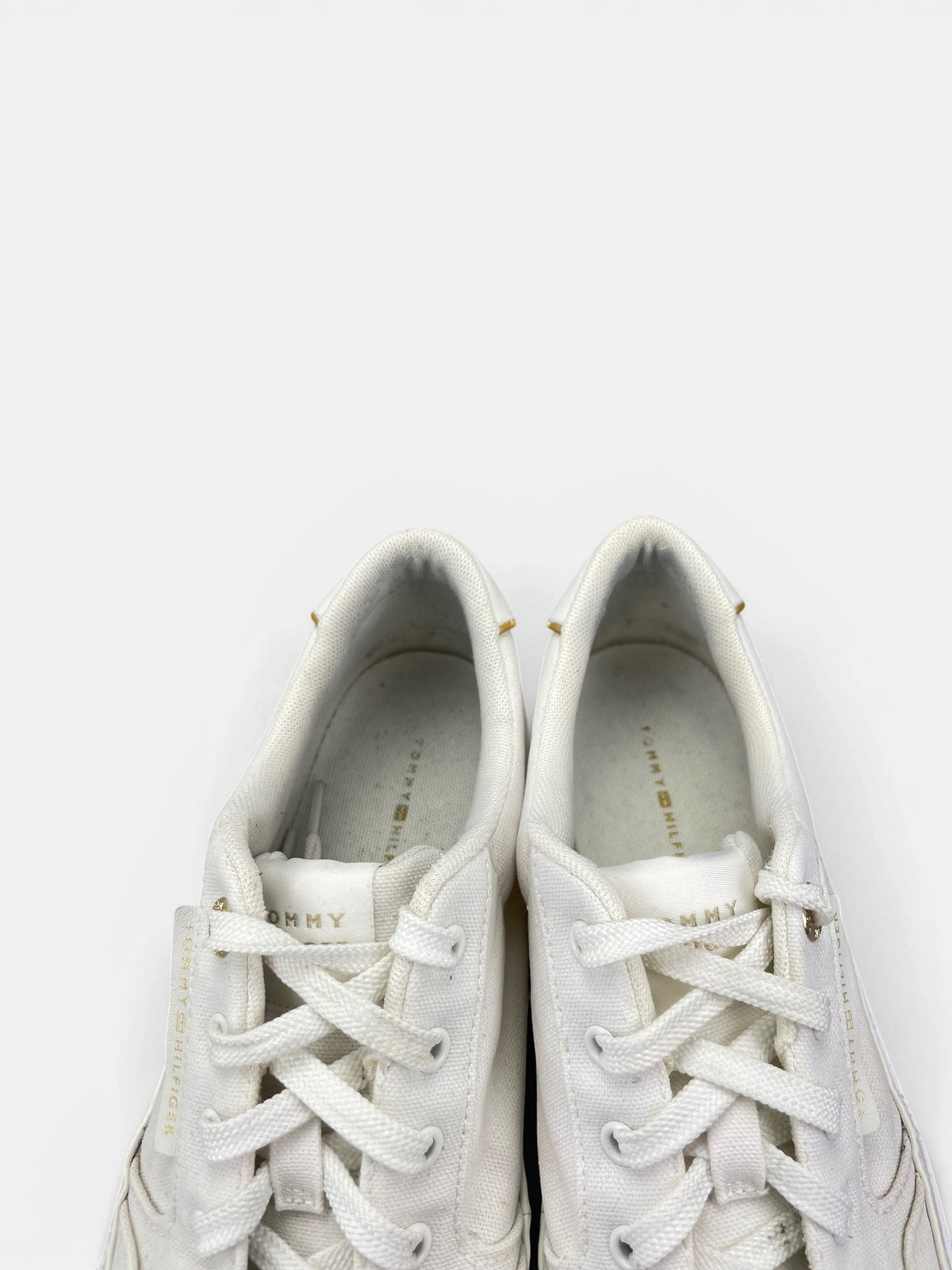 Tommy Hilfiger Sneakers — buty sportowe damskie w bardzo dobrym stanie rozmiar 42, zapiętki butów