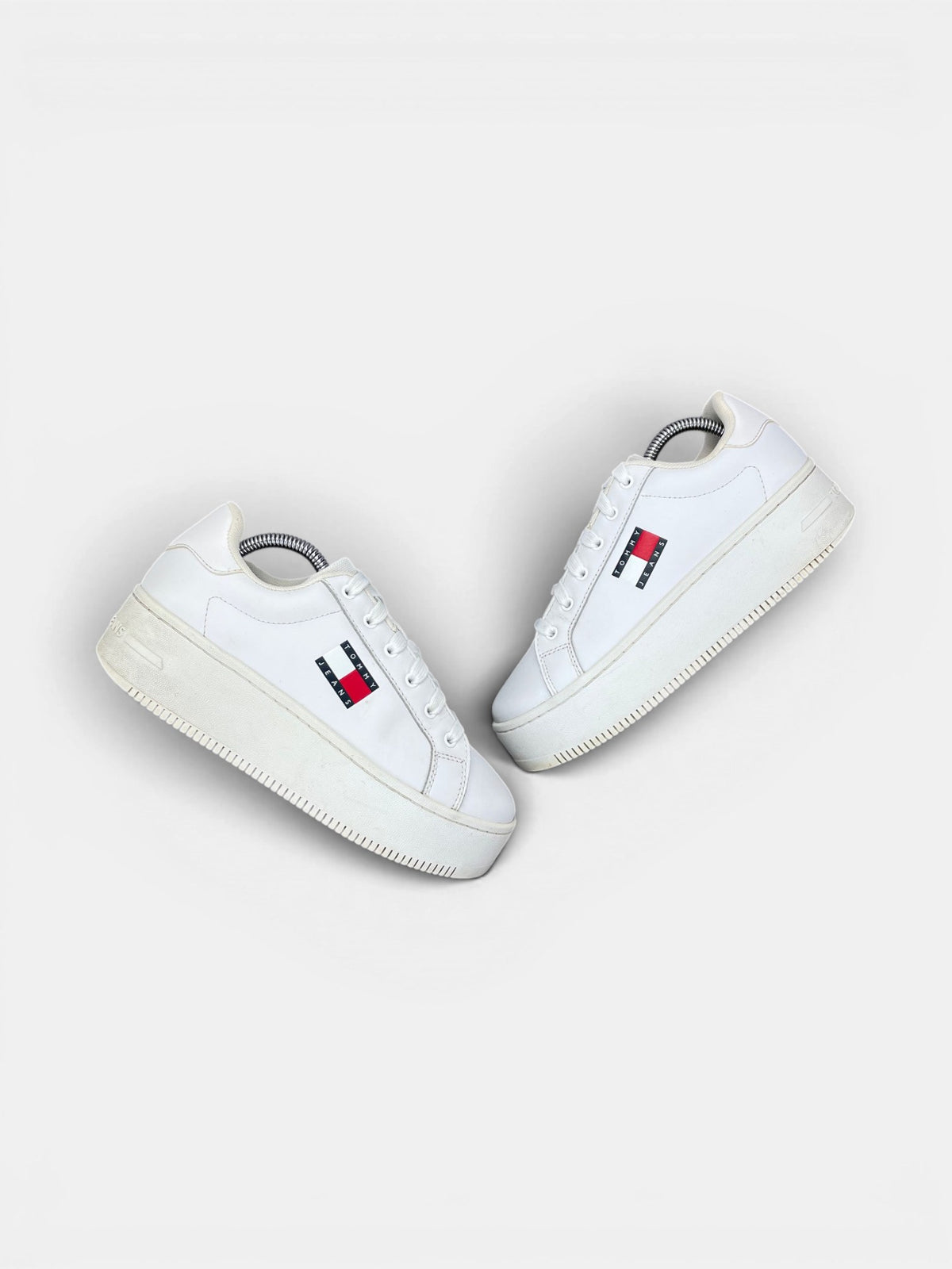 Tommy Hilfiger Platform Sneakers — buty sportowe damskie w bardzo dobrym stanie rozmiar 38, widok z góry na zewnętrzną stronę butów