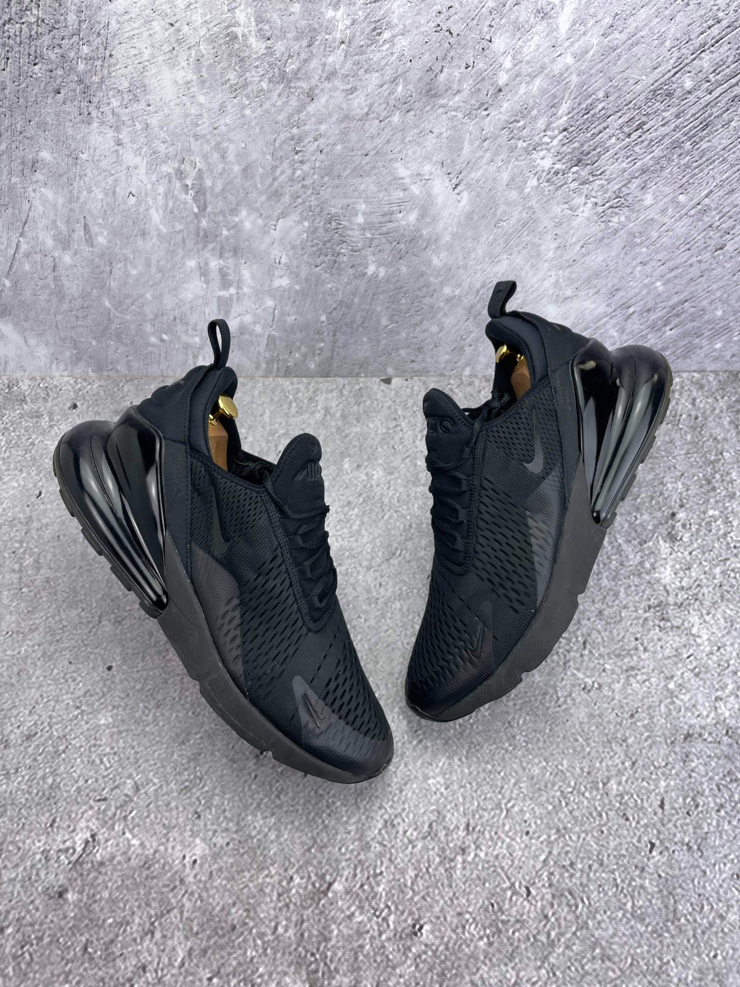 Nike Air Max 270 Triple Black — buty sportowe męskie w bardzo dobrym stanie rozmiar 47.5, widok z góry na zewnętrzną stronę butów