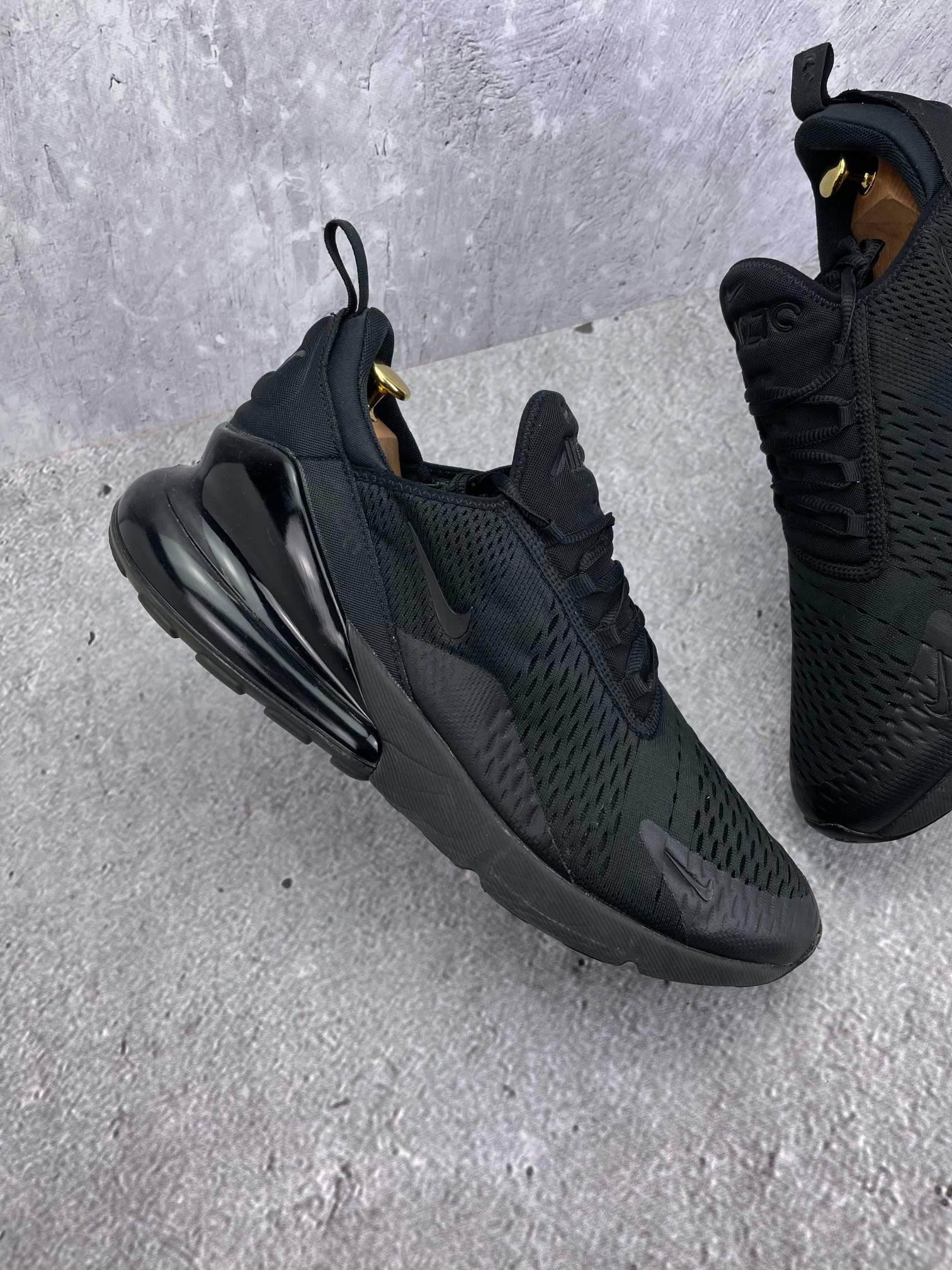 Nike Air Max 270 Triple Black — buty sportowe męskie w bardzo dobrym stanie rozmiar 47.5, zewnętrzny panel prawego buta