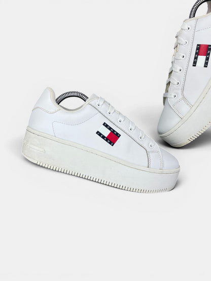 Tommy Hilfiger Platform Sneakers — buty sportowe damskie w bardzo dobrym stanie rozmiar 38, zewnętrzny panel lewego buta