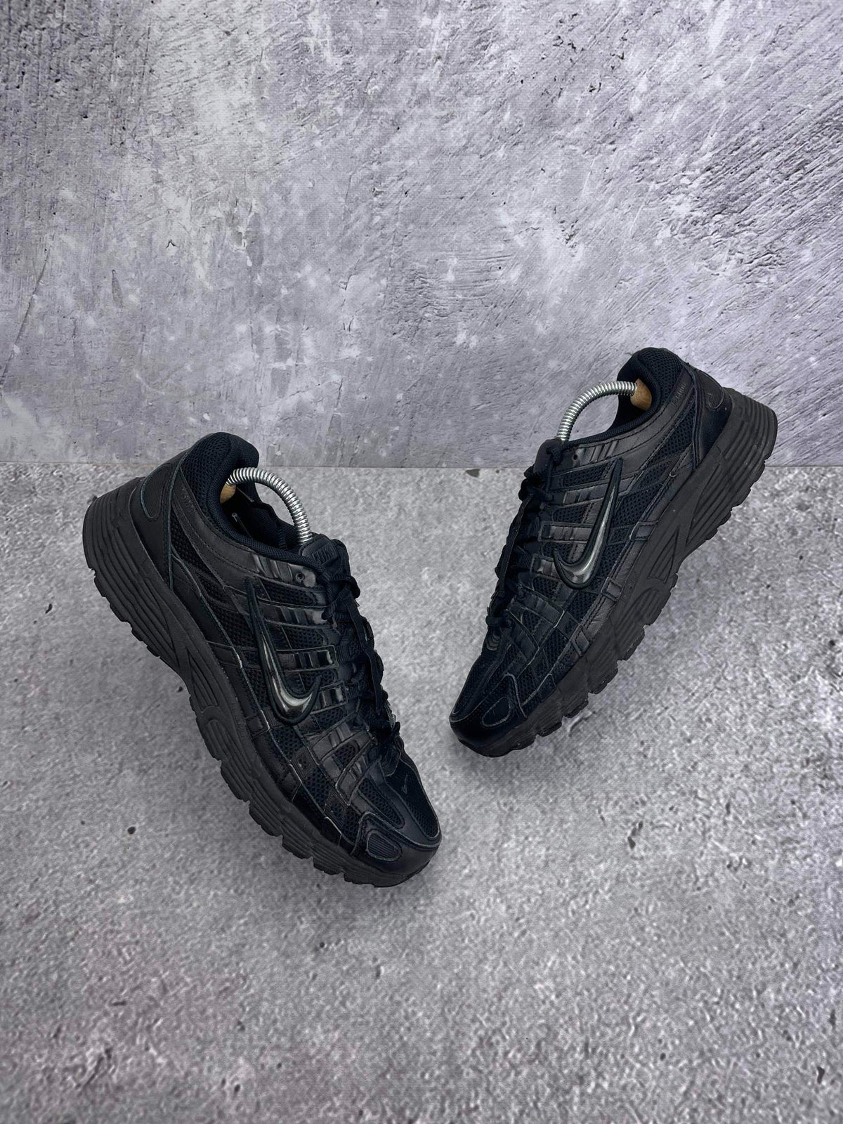 Nike P-6000 Black — buty sportowe męskie w bardzo dobrym stanie rozmiar 43, widok z góry na zewnętrzną stronę butów