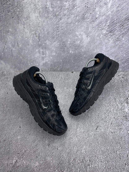 Nike P-6000 Black — buty sportowe męskie w bardzo dobrym stanie rozmiar 43, widok z góry na zewnętrzną stronę butów