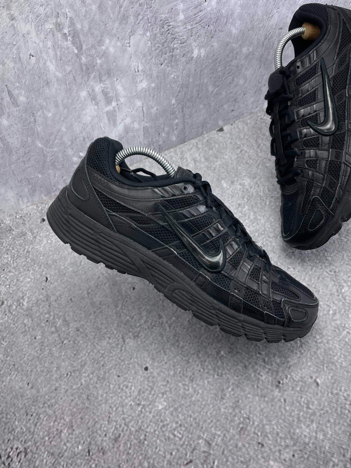 Nike P-6000 Black — buty sportowe męskie w bardzo dobrym stanie rozmiar 43, zewnętrzny panel prawego buta