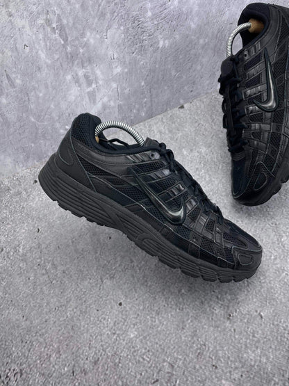Nike P-6000 Black — buty sportowe męskie w bardzo dobrym stanie rozmiar 43, zewnętrzny panel prawego buta