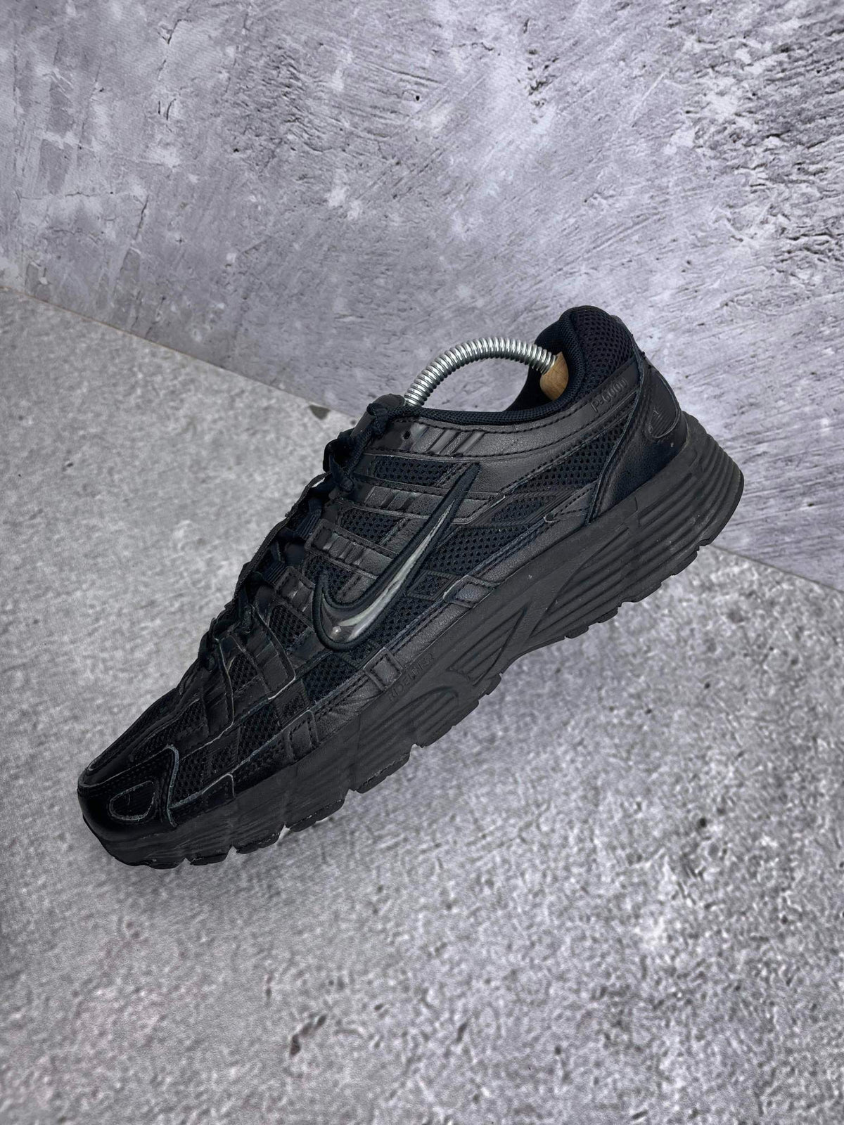 Nike P-6000 Black — buty sportowe męskie w bardzo dobrym stanie rozmiar 43, zewnętrzny panel lewego buta