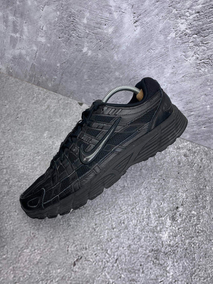 Nike P-6000 Black — buty sportowe męskie w bardzo dobrym stanie rozmiar 43, zewnętrzny panel lewego buta