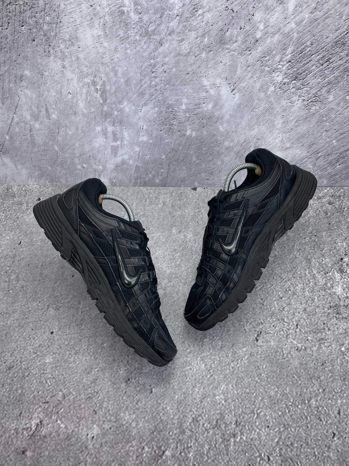 Nike P-6000 Black — buty sportowe męskie w bardzo dobrym stanie rozmiar 43, widok z góry na wewnętrzną stronę butów