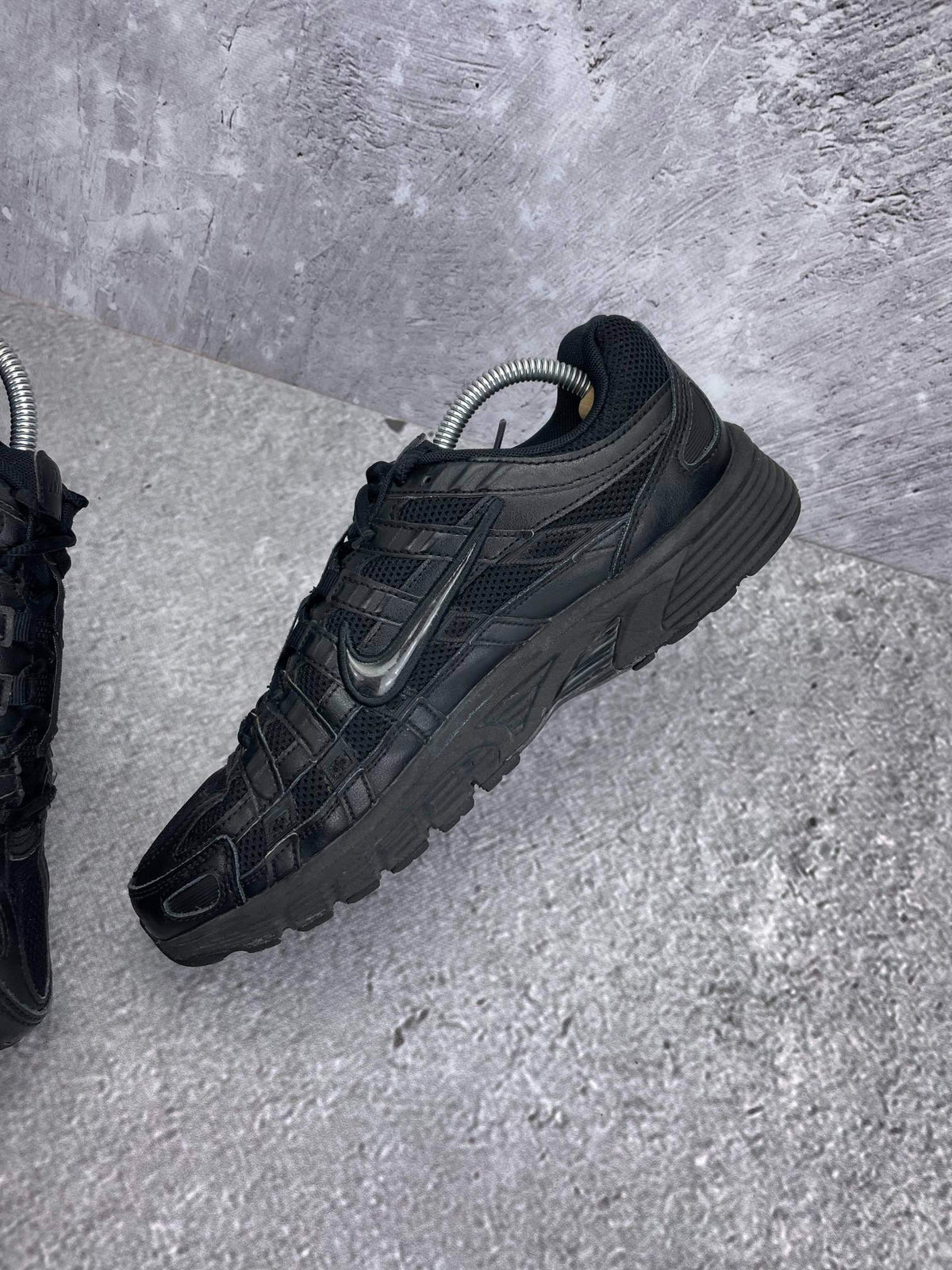 Nike P-6000 Black — buty sportowe męskie w bardzo dobrym stanie rozmiar 43, wewnętrzny panel prawego buta