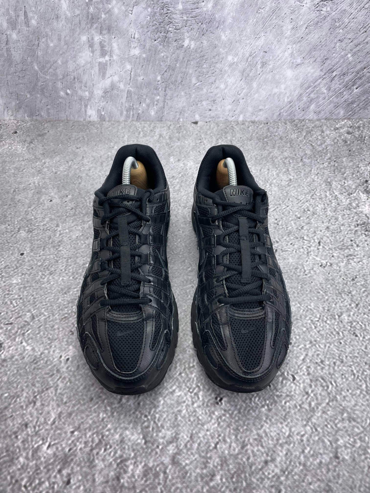 Nike P-6000 Black — buty sportowe męskie w bardzo dobrym stanie rozmiar 43, widok z góry