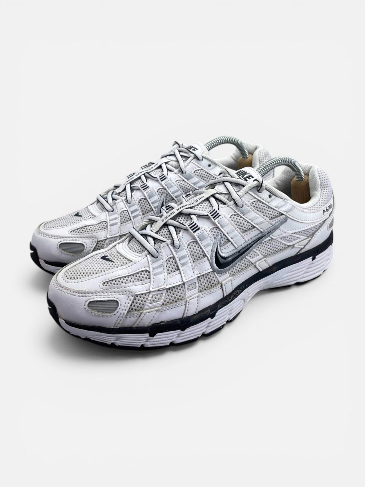 Nike P-6000 P-6000 Metallic Silver — buty sportowe męskie w bardzo dobrym stanie rozmiar 42.5, widok z boku