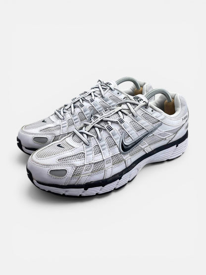 Nike P-6000 P-6000 Metallic Silver — buty sportowe męskie w bardzo dobrym stanie rozmiar 42.5, widok z boku