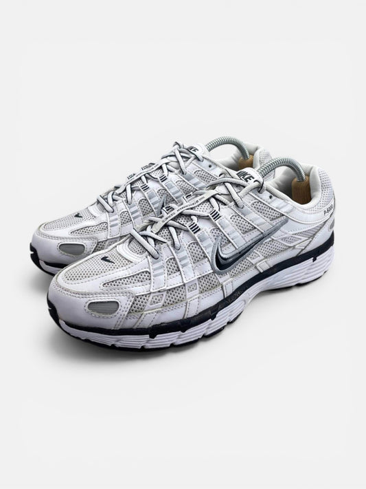 Nike P-6000 P-6000 Metallic Silver — buty sportowe męskie w bardzo dobrym stanie rozmiar 42.5, widok z boku