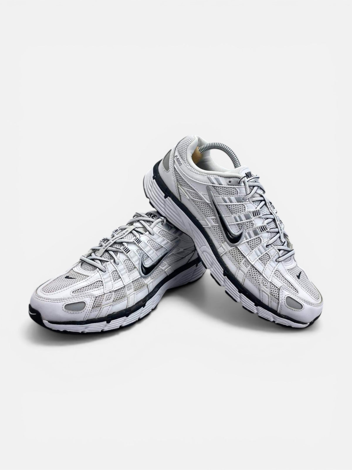 Nike P-6000 P-6000 Metallic Silver — buty sportowe męskie w bardzo dobrym stanie rozmiar 42.5, boczny profil