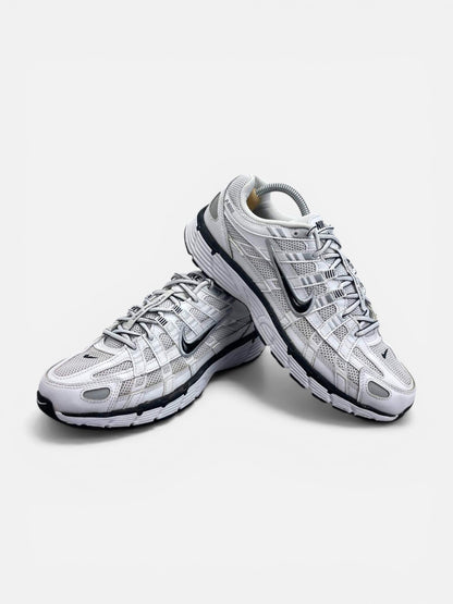 Nike P-6000 P-6000 Metallic Silver — buty sportowe męskie w bardzo dobrym stanie rozmiar 42.5, boczny profil