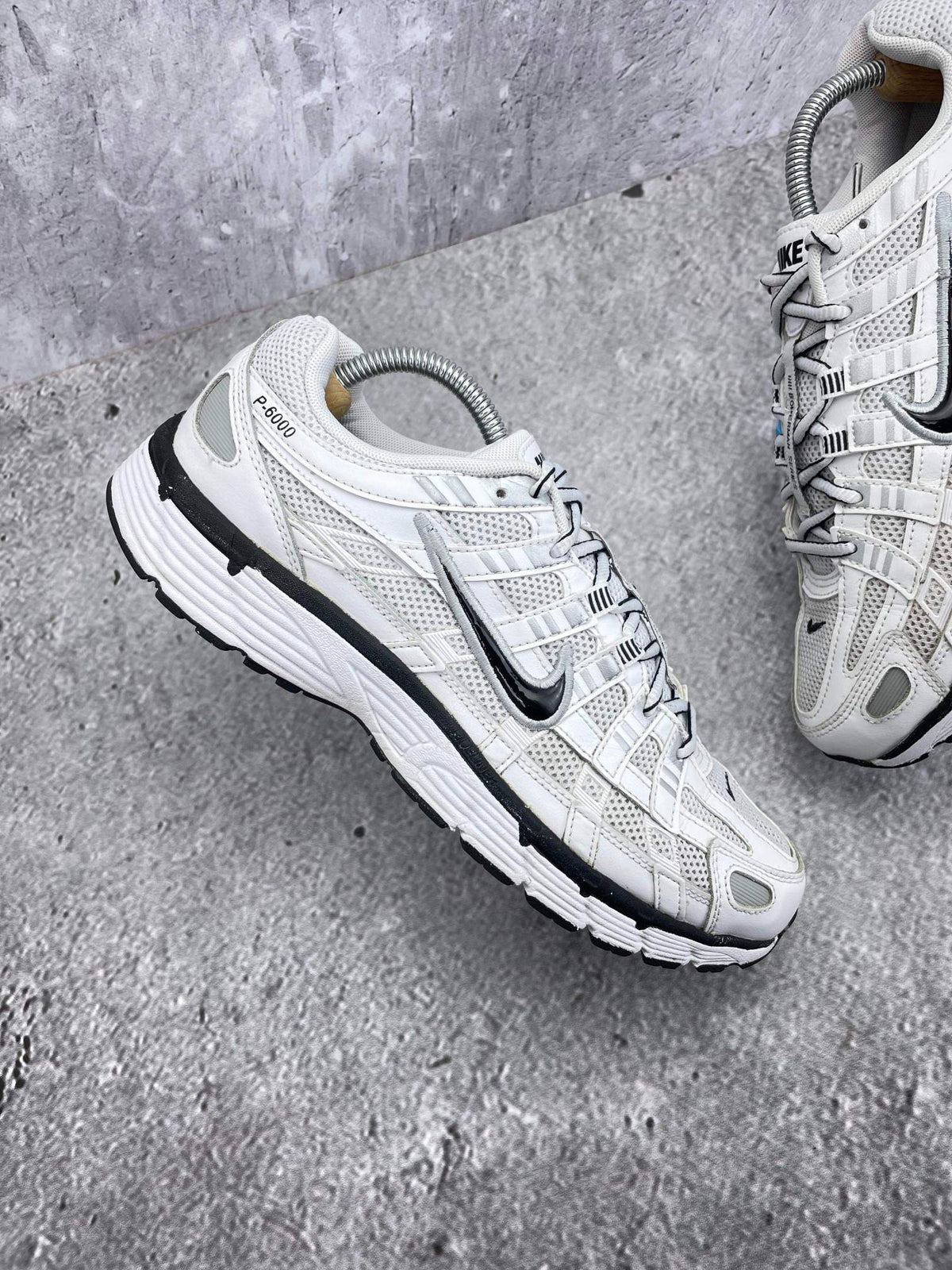 Nike P-6000 P-6000 Metallic Silver — buty sportowe męskie w bardzo dobrym stanie rozmiar 42.5, widok z góry na zewnętrzną stronę butów