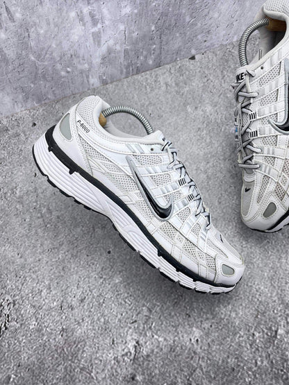 Nike P-6000 P-6000 Metallic Silver — buty sportowe męskie w bardzo dobrym stanie rozmiar 42.5, widok z góry na zewnętrzną stronę butów