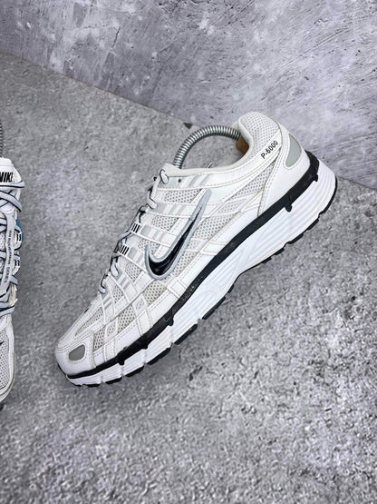 Nike P-6000 P-6000 Metallic Silver — buty sportowe męskie w bardzo dobrym stanie rozmiar 42.5, zewnętrzny panel prawego buta