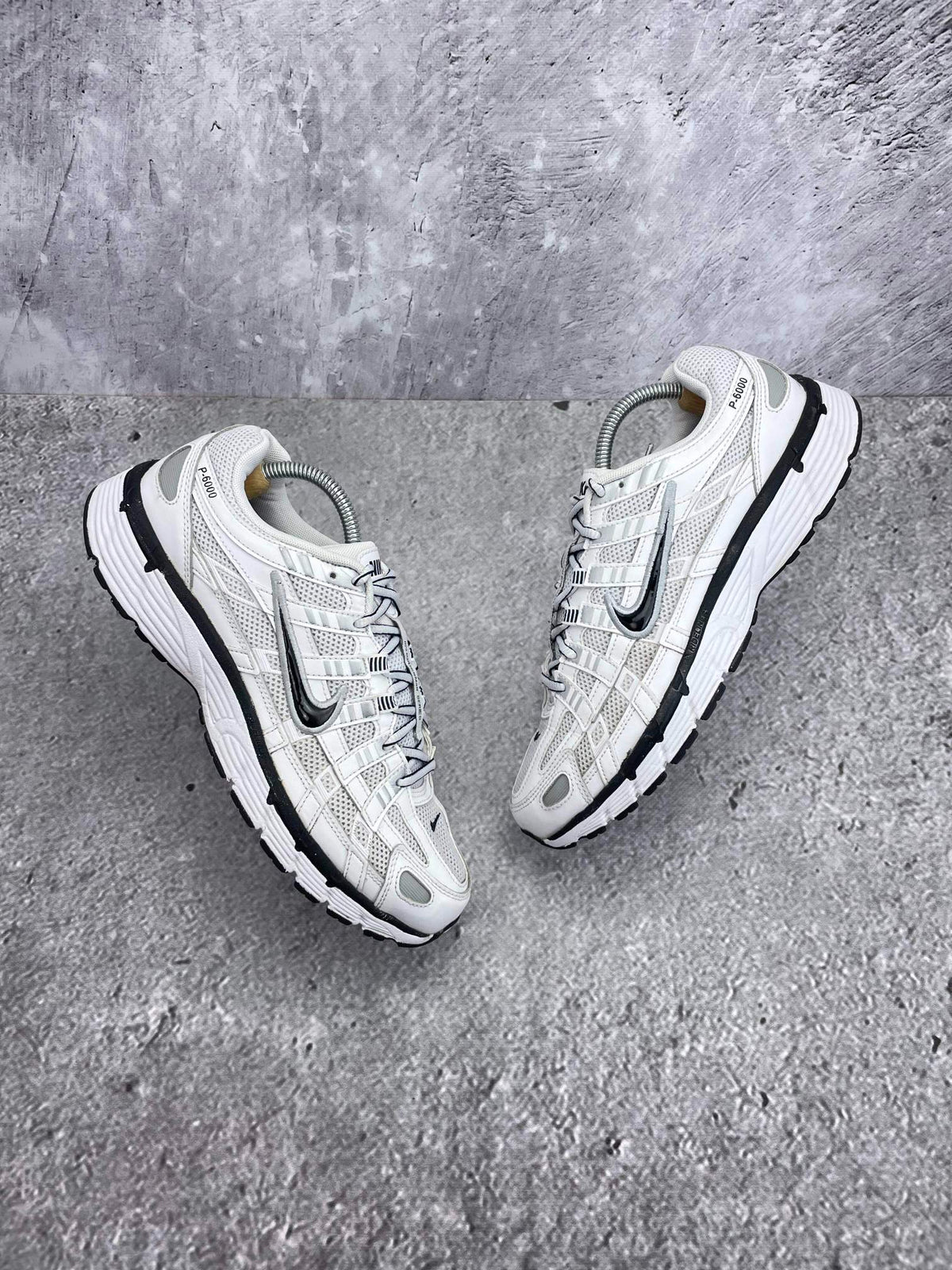 Nike P-6000 P-6000 Metallic Silver — buty sportowe męskie w bardzo dobrym stanie rozmiar 42.5, zewnętrzny panel lewego buta